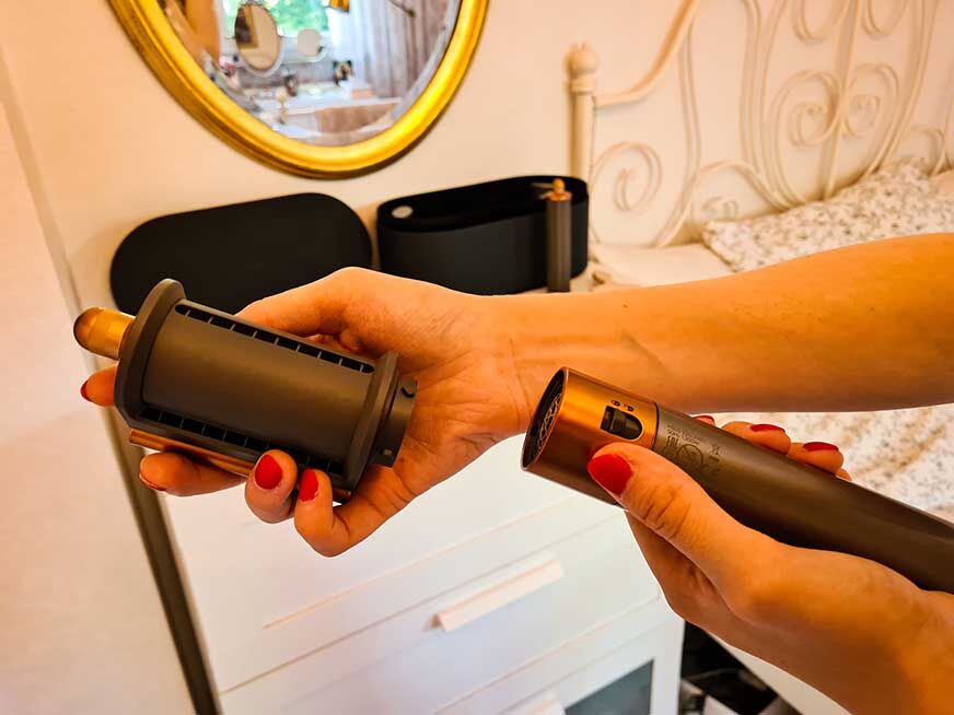 Man sieht, wie der Aufsatz des Dyson Airwrap gewechselt wird. 